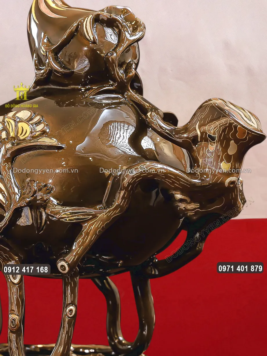 Từng họa tiết hoa văn được chạm khảm bằng những kim loại qu&yacute;